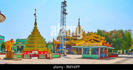 BAGO, MYANMAR - Februar 15, 2018: Panorama Bild Häuser, verzierten kleinen Stupa und Statue des Buddha in Naga-Raja Shwemawdaw Pagode, Febr. Stockfoto