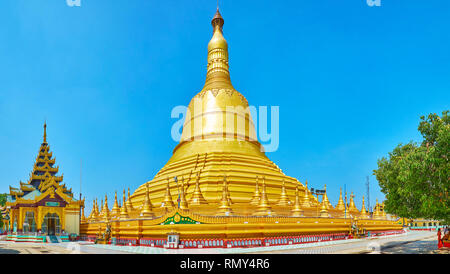 BAGO, MYANMAR - Februar 15, 2018: Spaziergang um den riesigen Shwemawdaw Pagode im Schatten der Garten und die malerische Bild Häuser, in der com genießen Stockfoto