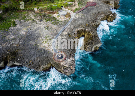 Luftaufnahme der beliebten Waterblow touristische Attraktion, die sich an der Spitze der Halbinsel Insel in Nusa Dua, Bali, Indonesien Stockfoto