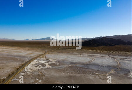 Luftaufnahme von Amboy Salt Flats direkt neben der historischen Route 66 in Twentynine Palms, Southern California Stockfoto