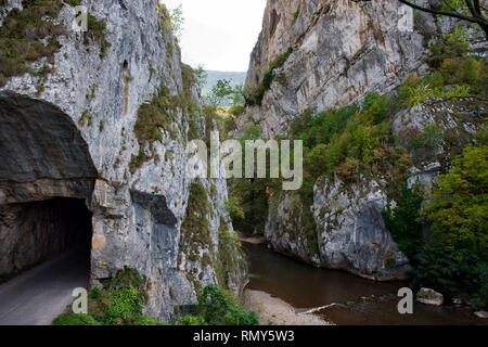 Jerma River Canyon mit umliegenden Felsen über 200 m hohe, extrem gefährliche Straße, am Rand der Schlucht, vielen scharfen Kurven. Stockfoto