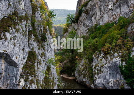 Jerma River Canyon mit umliegenden Felsen über 200 m hohe, extrem gefährliche Straße, am Rand der Schlucht, vielen scharfen Kurven. Stockfoto