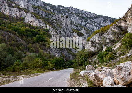 Jerma River Canyon mit umliegenden Felsen über 200 m hohe, extrem gefährliche Straße, am Rand der Schlucht, vielen scharfen Kurven. Stockfoto