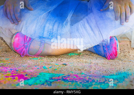 Schwarz Laufschuhe in bunten Pulver Farbe bedeckt Stockfoto