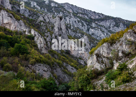 Jerma River Canyon mit umliegenden Felsen über 200 m hohe, extrem gefährliche Straße, am Rand der Schlucht, vielen scharfen Kurven. Stockfoto