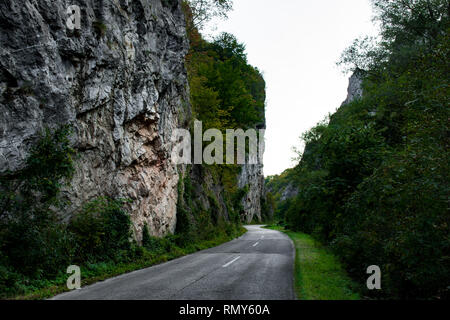 Jerma River Canyon mit umliegenden Felsen über 200 m hohe, extrem gefährliche Straße, am Rand der Schlucht, vielen scharfen Kurven. Stockfoto