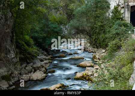 Schöne, schmale Schlucht des Flusses Jerma, hohen Klippen und Felsen, mit grüner Vegetation, rocky pass Schlucht in Serbien. Stockfoto