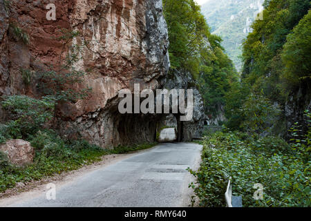 Jerma River Canyon mit umliegenden Felsen über 200 m hohe, extrem gefährliche Straße, am Rand der Schlucht, vielen scharfen Kurven. Stockfoto