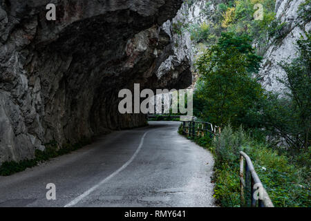 Jerma River Canyon mit umliegenden Felsen über 200 m hohe, extrem gefährliche Straße, am Rand der Schlucht, vielen scharfen Kurven. Stockfoto