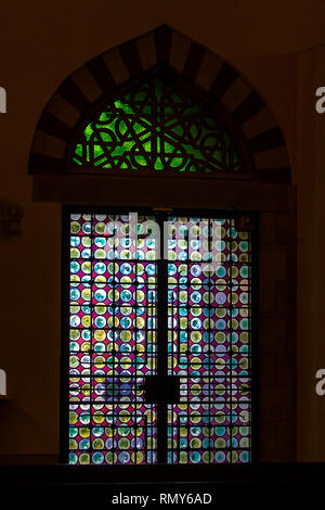 Die dekorativen Glas Fenster einer türkischen Moschee von einem dunklen Innenraum gesehen. Jetzt als Doms verwendet. Stockfoto