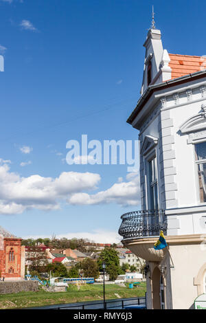 Uschhorod, UKRAINE - April 23, 2017: Ansicht der Stadt mit der Fassade des historischen Gebäudes im Vordergrund. Uzhgorod ist die Stadt in der westlichen Ukraine. Stockfoto