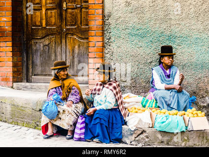 Coroico, Bolivien am 3. Mai 2017: Blick auf die Gruppe der indigenen Frau mit lokalen Produkten auf dem Markt Stockfoto