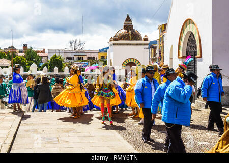Cocacabana, Bolivien 30.04.2017: Sicht auf eine Gruppe von Menschen vor Ort feiern Parade und Spielen von Schlagzeug- und Frau in Kleid tanzen Stockfoto