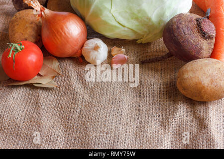 Rohes Gemüse für Zuckerrüben Suppe Borschtsch. Weisskohl, Rüben, Karotten, Kartoffel, Tomate, auf Holzbrett Knoblauch Stockfoto
