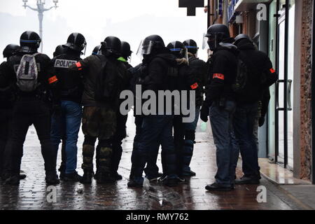 Ernsthafte Auseinandersetzungen aufgetreten ist am 02/02/2019 in den Straßen von Toulouse, Frankreich, zwischen Bereitschaftspolizei Einheiten und die gelbe Weste (gilets jaunes). Stockfoto