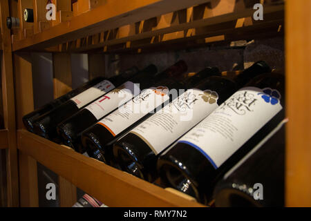 Flaschen Wein im Keller, Restaurant, Elite Getränke in den Regalen mit schriftlicher Namen Stockfoto