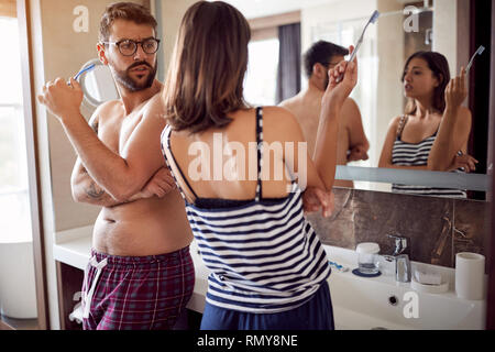 Junges Paar ihre Zähne putzen zu Hause im Badezimmer. Stockfoto