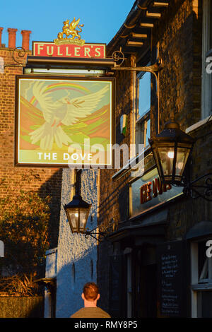 Ein pub Zeichen außerhalb des berühmten Taube Public House auf der oberen Mall, Hammersmith, W6, London, UK Stockfoto