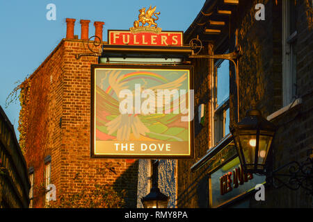 Ein pub Zeichen außerhalb des berühmten Taube Public House auf der oberen Mall, Hammersmith, W6, London, UK Stockfoto