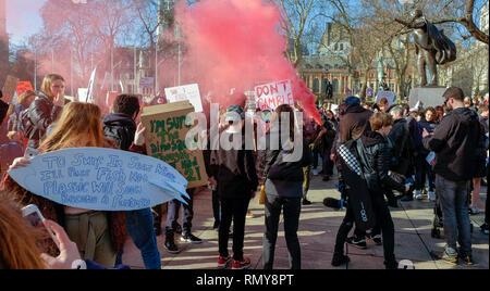 Parliament Square, London, UK, 15. Februar 2019. Tausende Studenten verlassen die Klassen der Regierung zu protestieren, die dringende Maßnahmen gegen den Klimawandel zu ergreifen. Stockfoto