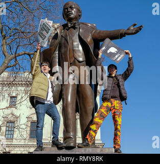 Parliament Square, London, UK. 15. Februar, 2019. Tausende Studenten verlassen die Klassen der Regierung zu protestieren, die dringende Maßnahmen gegen den Klimawandel zu ergreifen, Stockfoto