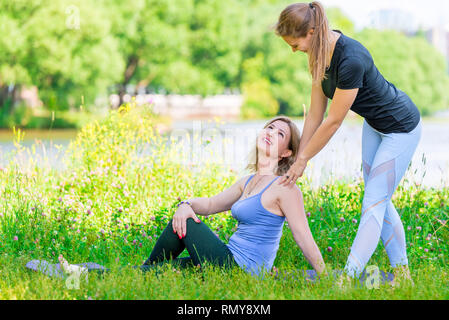 Gerne Frauen während einer yoga Pause im Park Stockfoto