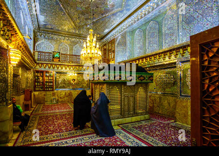 Shiraz, Iran 24 Oktober 2017 Shah Cheragh, Aussicht auf muslimische Frau zu beten innen Moschee Stockfoto