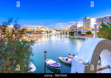 Der See Voulismeni in Agios Nikolaos, einem malerischen Küstenort mit bunten Gebäude rund um den Hafen auf der Insel Kreta, Griechenland. Stockfoto