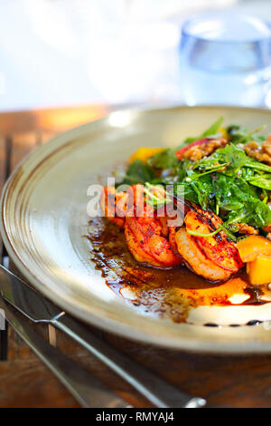 Köstliche Meeresfrüchte Salat mit Gemüse und Garnelen auf dem hölzernen Tisch Stockfoto