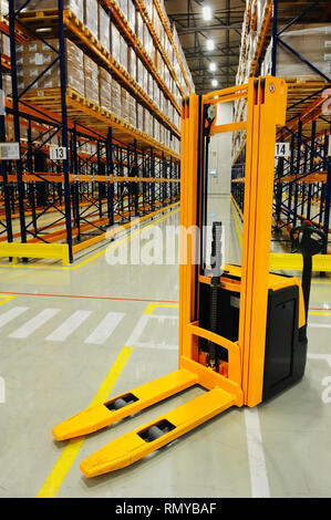 Gelbe Gabelstapler im Lager, industrielle Lagerung Regal im Hintergrund, industrielle Fertigung, Transport- und Logistikkonzept Stockfoto