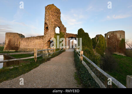 Pevensey Castle, East Sussex, UK. Die Ruinen einer mittelalterlichen Burg stand innerhalb der Mauern eines früheren Roman Fort. Stockfoto