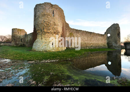 Pevensey Castle, East Sussex, UK. Die Ruinen einer mittelalterlichen Burg stand innerhalb der Mauern eines früheren Roman Fort. Stockfoto