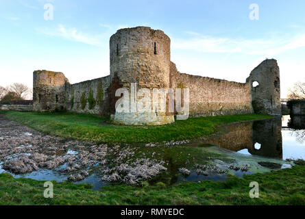 Pevensey Castle, East Sussex, UK. Die Ruinen einer mittelalterlichen Burg stand innerhalb der Mauern eines früheren Roman Fort. Stockfoto