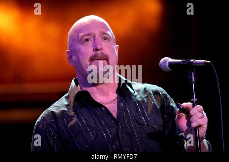 Sänger Kim Wilson der Fabulous Thunderbirds ist dargestellt auf der Bühne während einer "live"-Konzert aussehen. Stockfoto