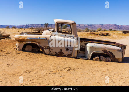 KARAS REGION, NAMIBIA - Juli 26, 2018: Alte verrostete Auto in der Wüste von Namibia im Sommer Stockfoto