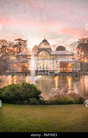 Crystal Palace (Palacio de Cristal) befindet sich im Retiro Park in Madrid, Spanien. Es ist eine Metallstruktur genutzt für Ausstellungen von contemporaneou Stockfoto