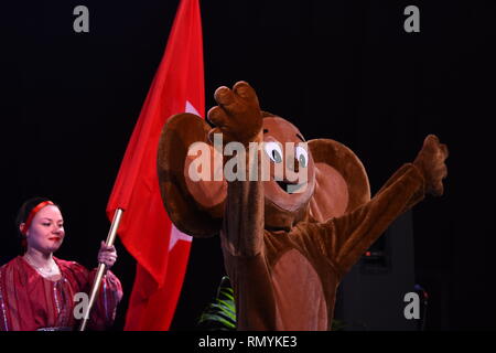 Kiew, Ukraine - April 01, 2017: cheburashka Marionette Leistung bei Stella Zakharova Turnen Ukraine International Cup. Stockfoto