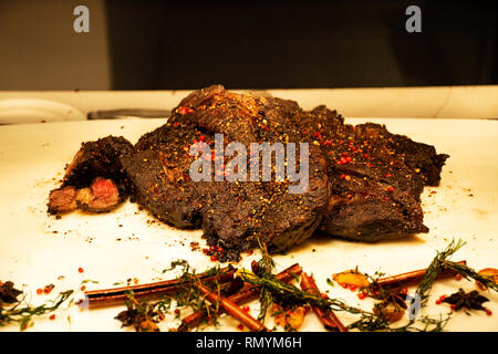 Steak Rind im thailändischen Stil und Gewürzen am Buffet Essen im Restaurant am Abend in Bangkok, Thailand Stockfoto