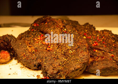 Steak Rind im thailändischen Stil und Gewürzen am Buffet Essen im Restaurant am Abend in Bangkok, Thailand Stockfoto