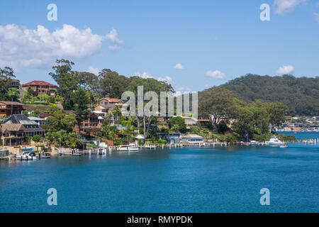 Wohnen am Wasser Ettalong auf der zentralen Küste, NSW, Australien Stockfoto