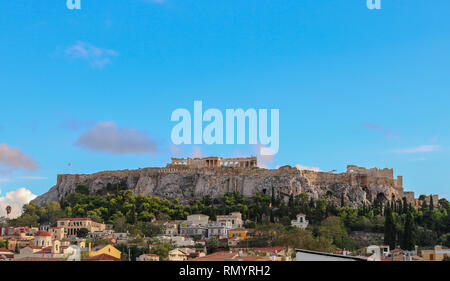 Panorama auf die Akropolis von Athen aus einem auf dem Dach in der Nähe von Monastiraki Platz, Athen, Griechenland Stockfoto