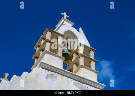 Glockenturm einer Kirche mit blauen Himmel der Kykladen, Paros, Griechenland Stockfoto