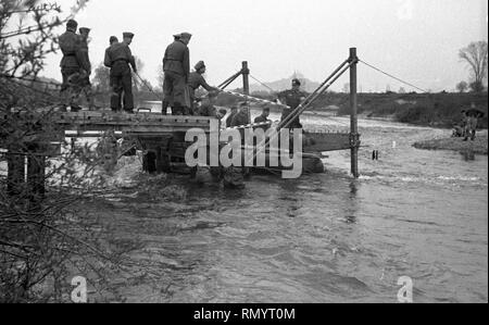 Wehrmacht Heer Ausbildung der Brückenpioniere/Brückenbau - deutsche Armee der Brücke Ingenieure mit einem Brückenbau Stockfoto