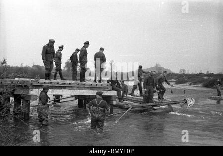 Wehrmacht Heer Ausbildung der Brückenpioniere/Brückenbau - deutsche Armee der Brücke Ingenieure mit einem Brückenbau Stockfoto