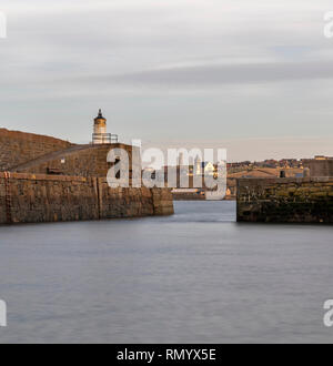 Von Banff Marina Blick Richtung Macduff, Aberdeenshire, Schottland. Stockfoto