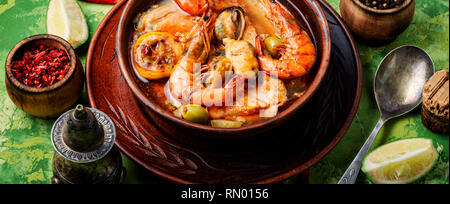 Meeresfrüchtesuppe mit Garnelen, Muscheln und Fisch. Delikatessen Stockfoto