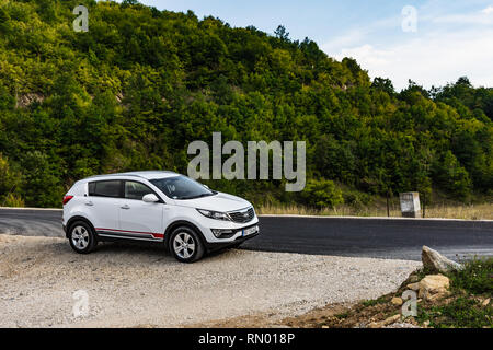 Auto Kia Sportage 2.0 CRDI Awd oder 4x4, Farbe: Weiß, auf der Wiese. Stockfoto