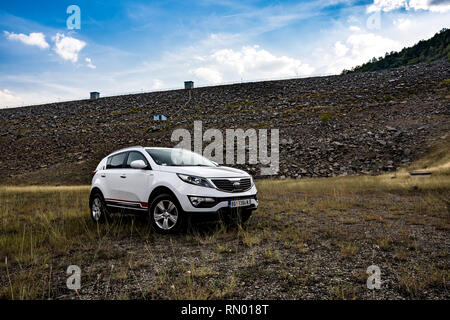 Auto Kia Sportage 2.0 CRDI Awd oder 4x4, Farbe: Weiß, auf der Wiese. Stockfoto