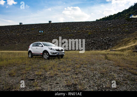 Auto Kia Sportage 2.0 CRDI Awd oder 4x4, Farbe: Weiß, auf der Wiese. Stockfoto