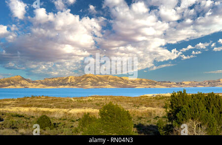 Landschaft mit Blick auf den schönen See von Häusern und Vegetation und Bergen umgeben. Stockfoto